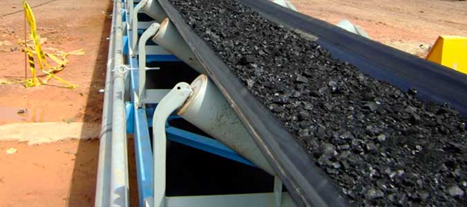 Banda transportadora de caucho cargada de material a granel